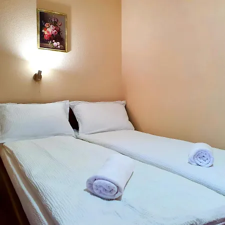 Virag Panzio Bed & Breakfast *
